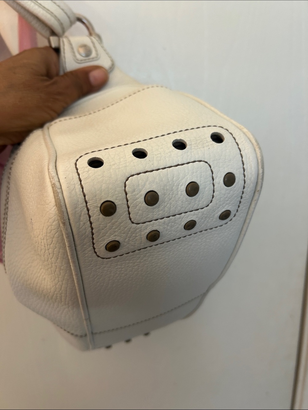 Tod's Cream Leather Shoulder Bag with Front Zip Pockets - Picture 4 of 10